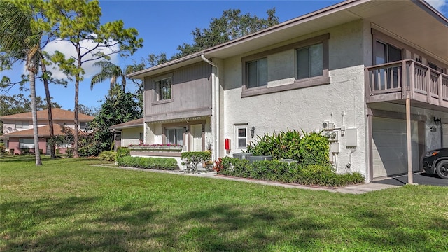 view of front of property featuring a front yard and a garage