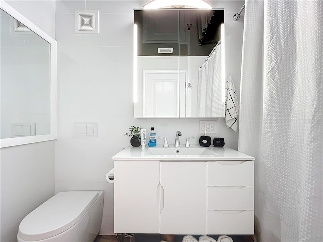 bathroom with a shower with curtain, vanity, and toilet