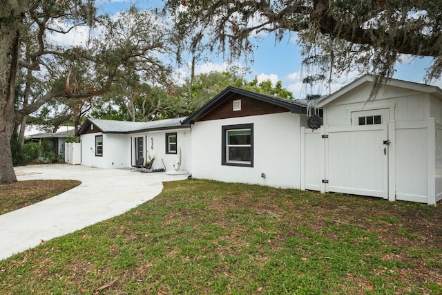 ranch-style house featuring a front lawn