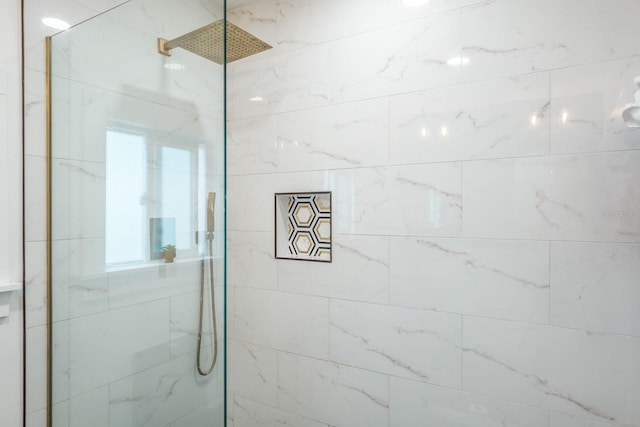 bathroom featuring a tile shower