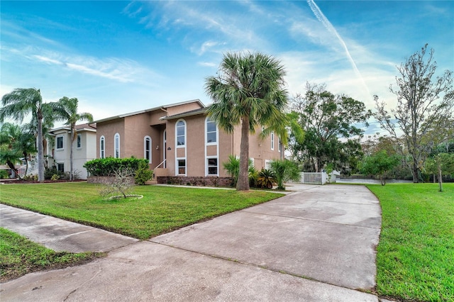 view of front facade featuring a front lawn