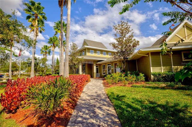 view of front facade with a front yard