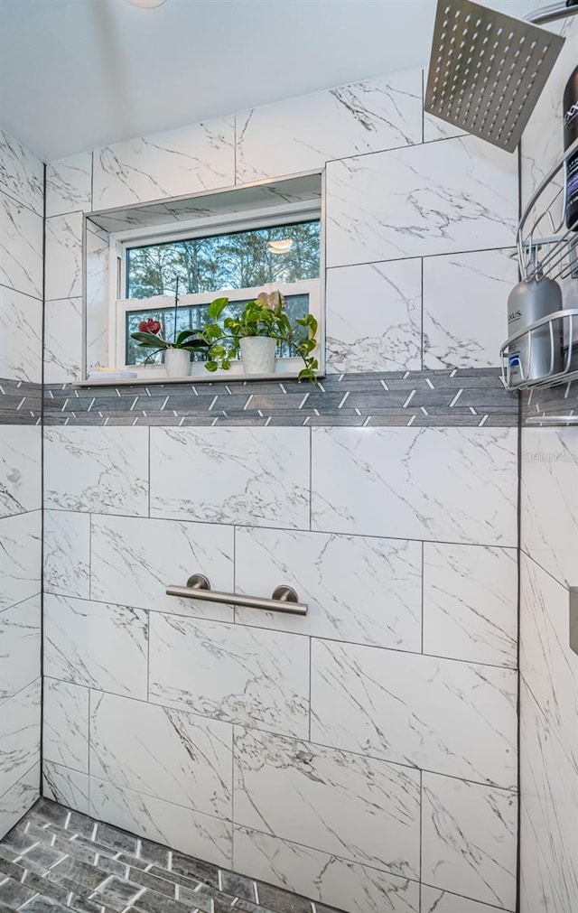 bathroom featuring tiled shower