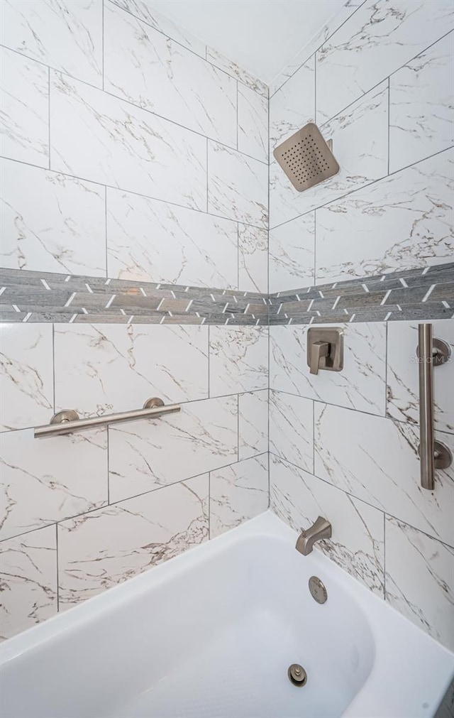 bathroom featuring tiled shower / bath combo