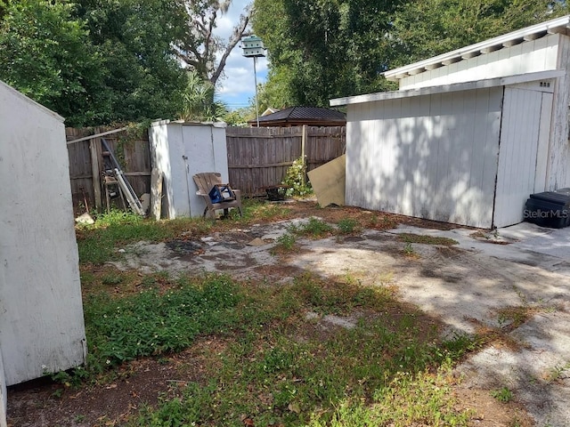 view of yard with a shed