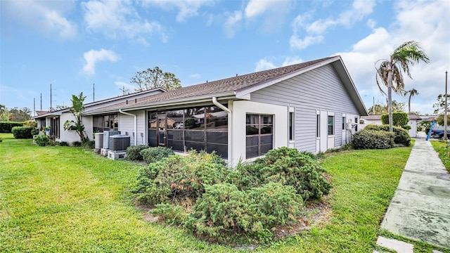 view of side of property featuring a lawn