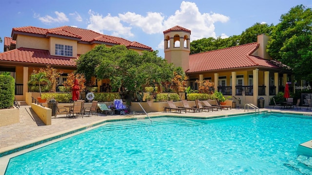 view of swimming pool featuring a patio