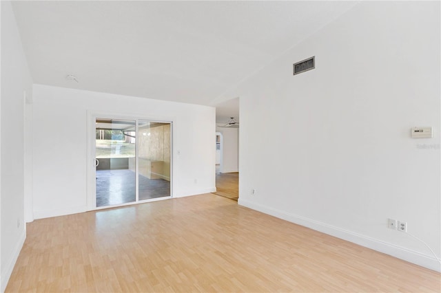 empty room featuring light hardwood / wood-style floors and ceiling fan