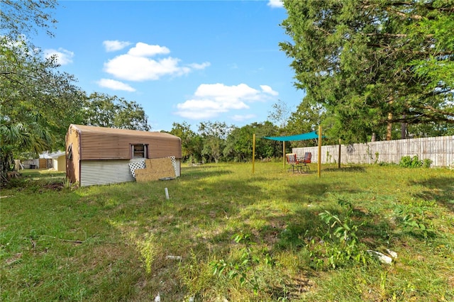 view of yard featuring an outdoor structure