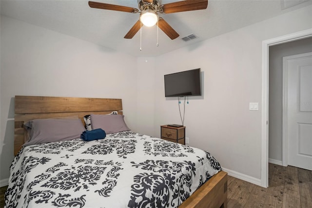 bedroom featuring a textured ceiling, hardwood / wood-style flooring, and ceiling fan