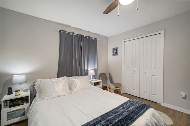 bedroom featuring ceiling fan, dark hardwood / wood-style floors, and a closet