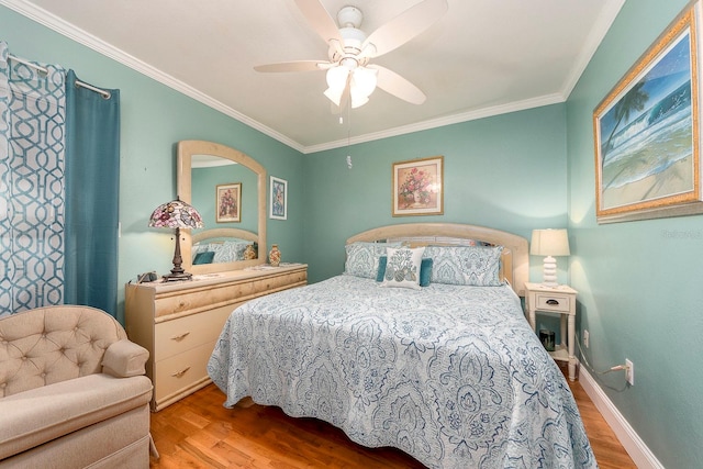 bedroom featuring light hardwood / wood-style floors, ceiling fan, and crown molding