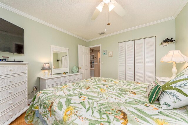 10036 63rd Ave N Unit 23, Saint Petersburg, FL 33708 - bedroom with crown molding, a closet, a ceiling fan, and wood finished floors
