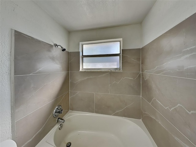 bathroom with tiled shower / bath