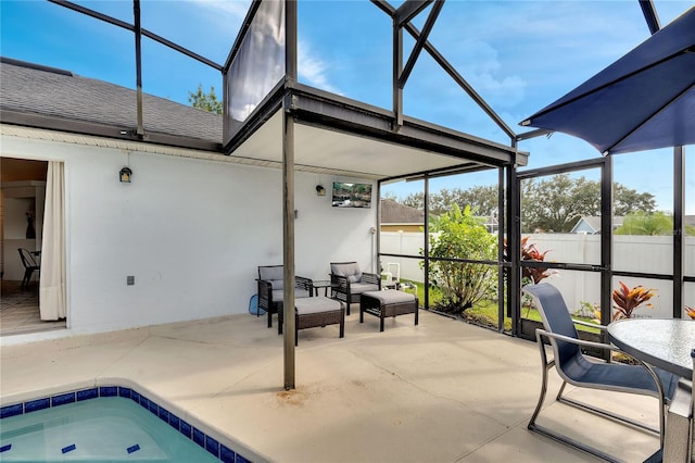 sunroom / solarium featuring a pool with hot tub