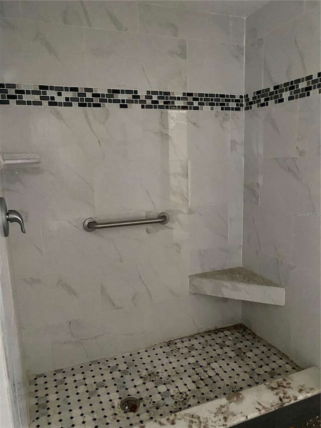 bathroom featuring tiled shower