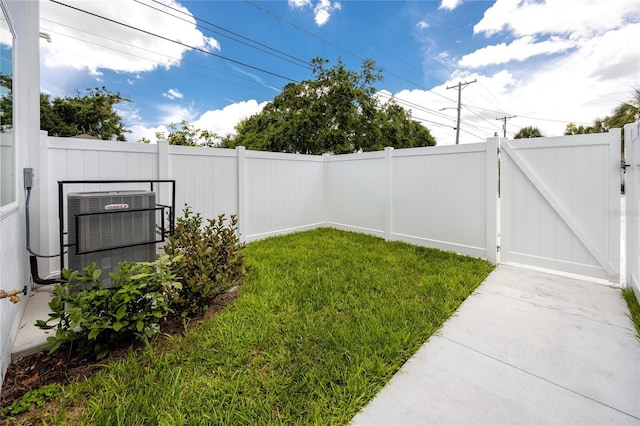 3402 E 28th Ave Unit 1, Tampa, FL 33605 - view of yard with a gate