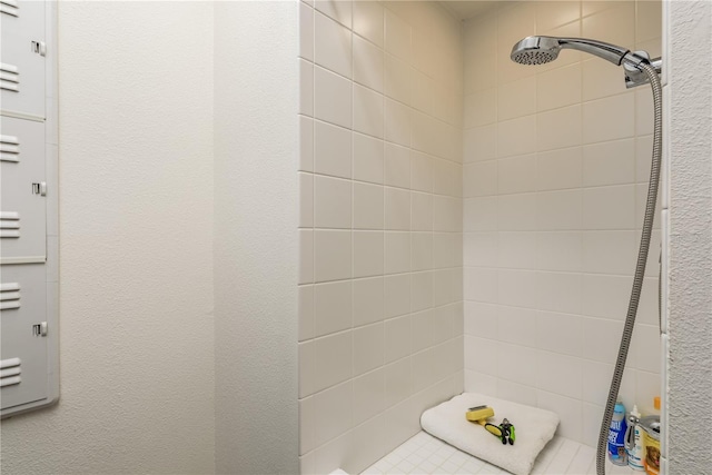 bathroom featuring a tile shower