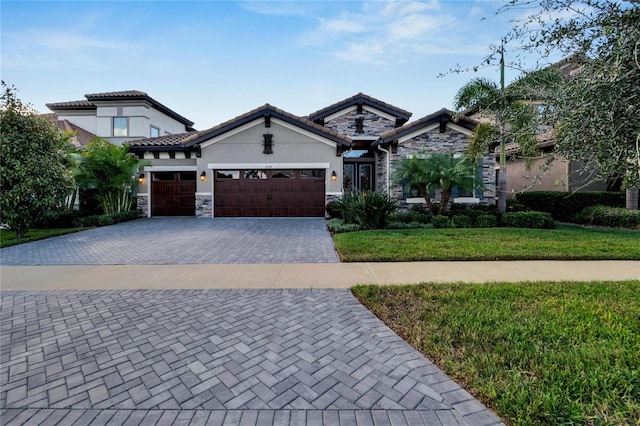 view of front of home featuring a garage and a front yard