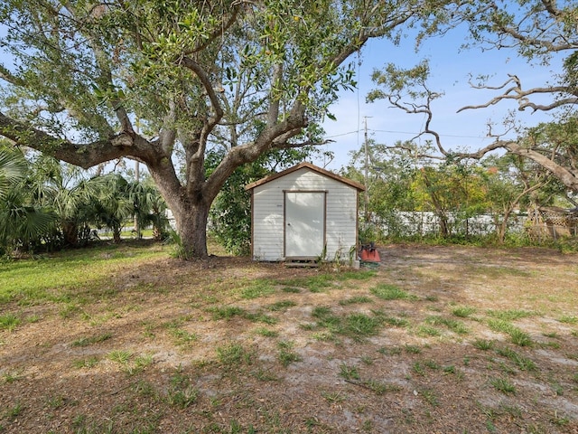 view of yard featuring a storage shed