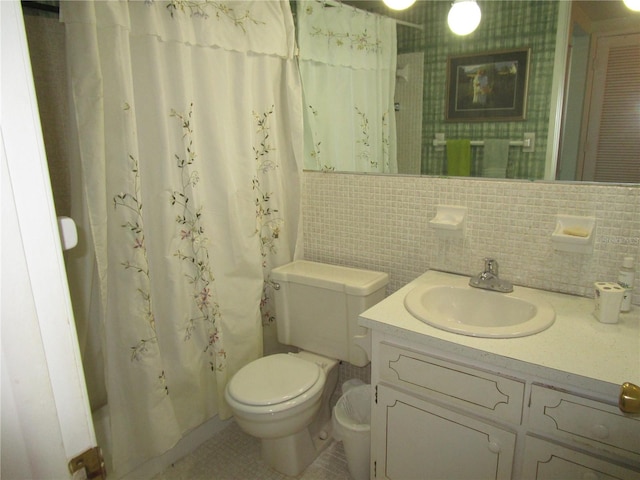 bathroom with toilet, vanity, tasteful backsplash, and a shower with curtain