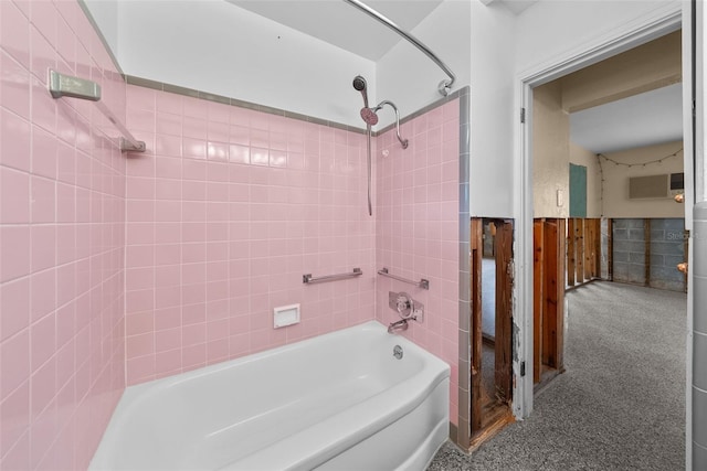 bathroom featuring tiled shower / bath combo