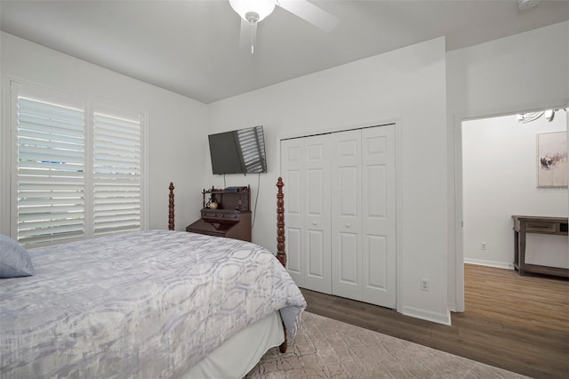 bedroom featuring dark wood-type flooring, ceiling fan, and a closet