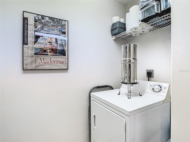 laundry area featuring washer / clothes dryer