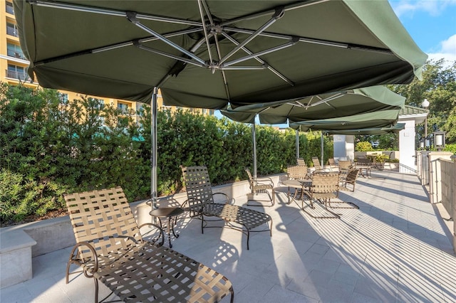 345 Bayshore Blvd Unit 610, Tampa, FL 33606 - view of patio featuring outdoor dining area