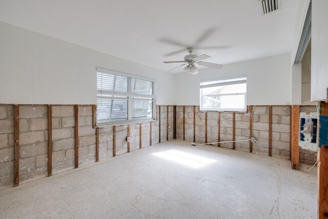 empty room featuring ceiling fan and visible vents