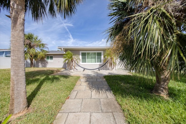 view of front of house featuring a front yard