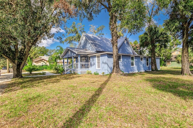 view of front of property featuring a front lawn and a porch