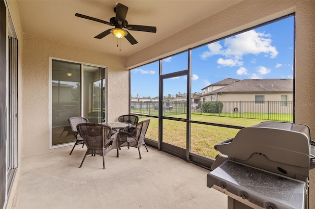 sunroom with ceiling fan