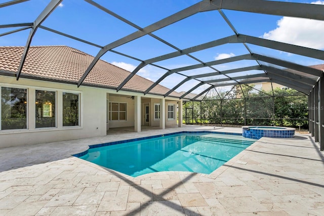 view of pool featuring a lanai, a patio area, an in ground hot tub, and ceiling fan