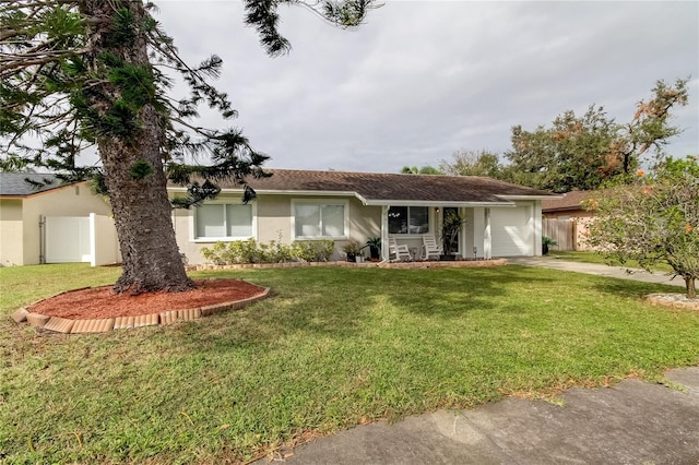 single story home with a front lawn