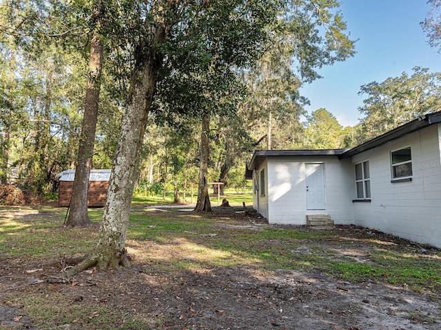 view of yard featuring a shed