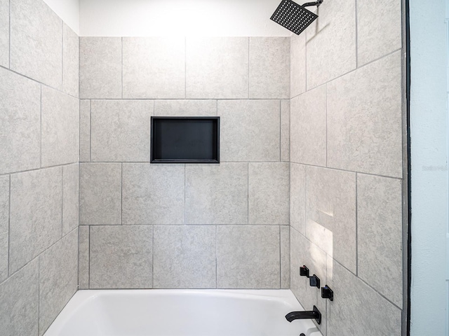 bathroom with tiled shower / bath