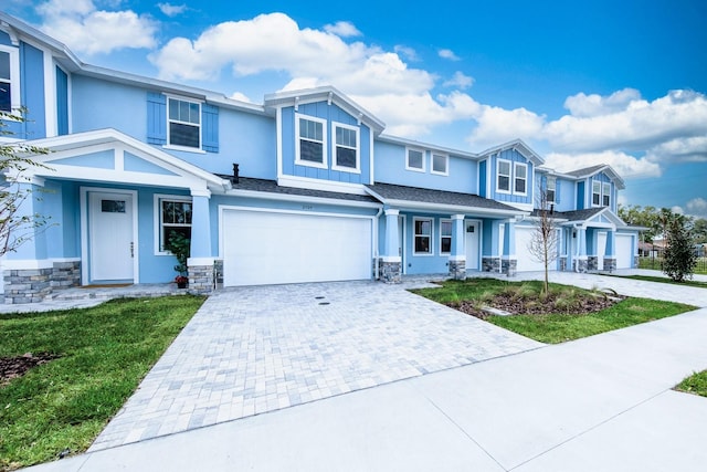 view of front of house featuring a front yard and a garage