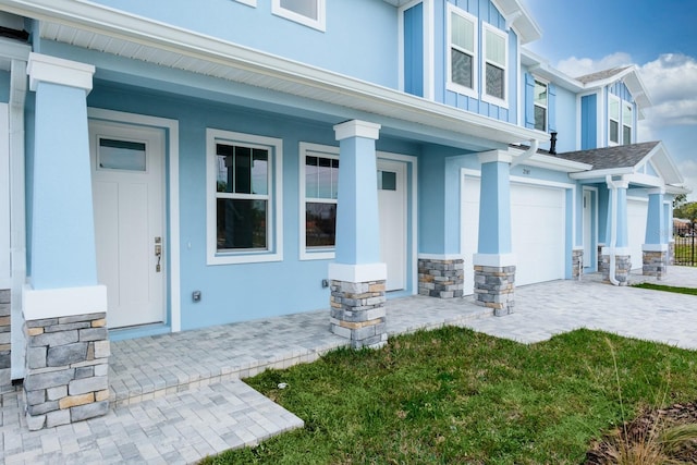 entrance to property featuring covered porch