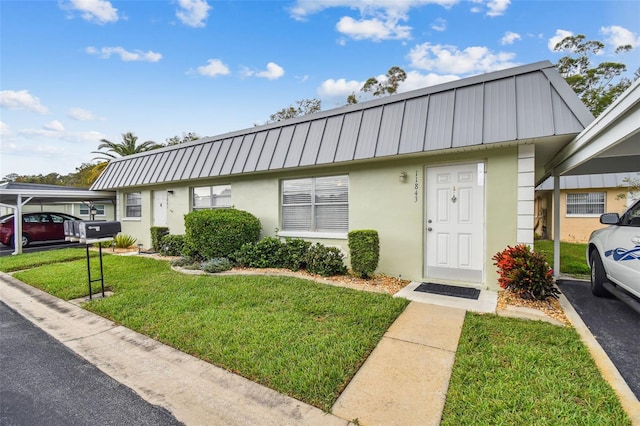 view of front of house featuring a front lawn and a carport