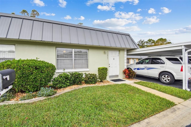 view of front of home featuring a front yard and a carport