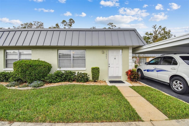 townhome / multi-family property featuring a front yard