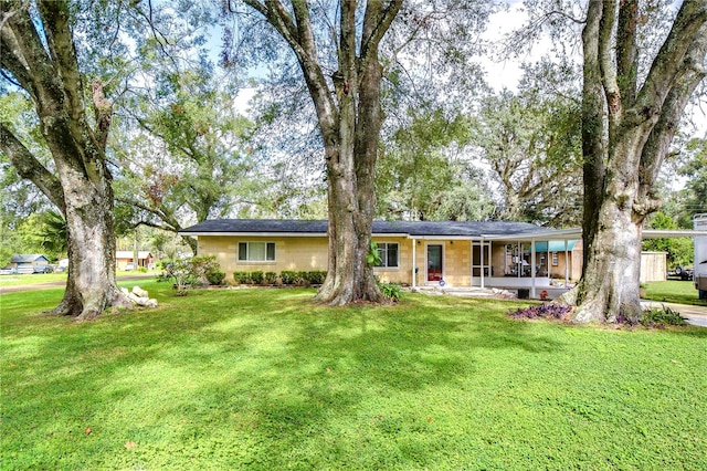 ranch-style house featuring a front yard