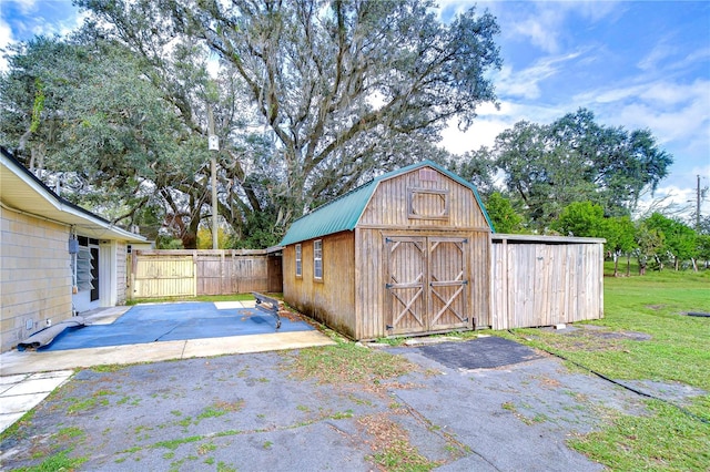 view of outdoor structure with a yard