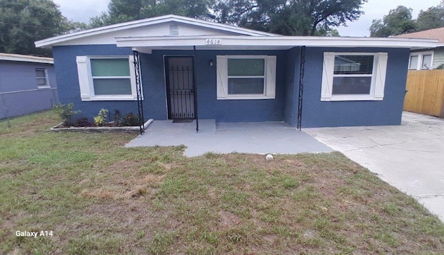 view of front facade with a front lawn