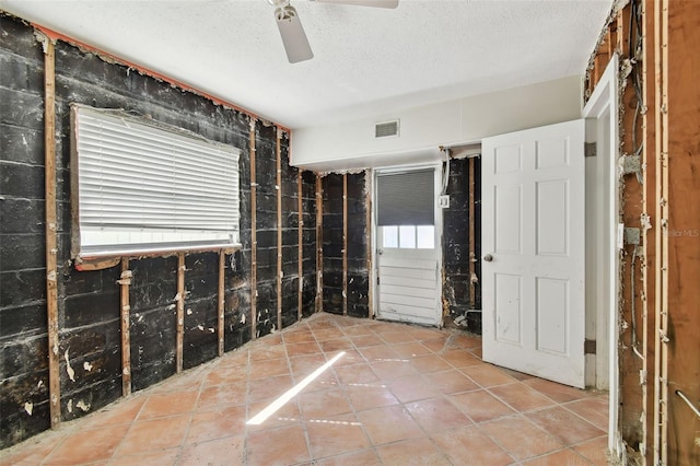 empty room with ceiling fan