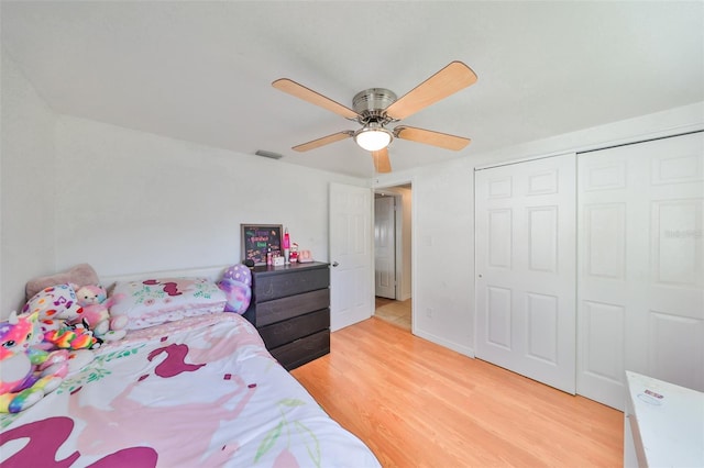 bedroom with a closet, light wood-type flooring, and ceiling fan