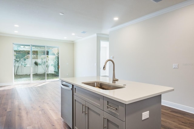 kitchen with sink, hardwood / wood-style flooring, an island with sink, stainless steel dishwasher, and crown molding