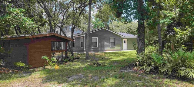 view of front facade with a front lawn