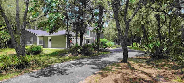 view of front of property with a front yard